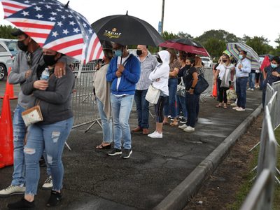 Florida empieza a vacunar masivamente a los jóvenes de 16 y 17 años