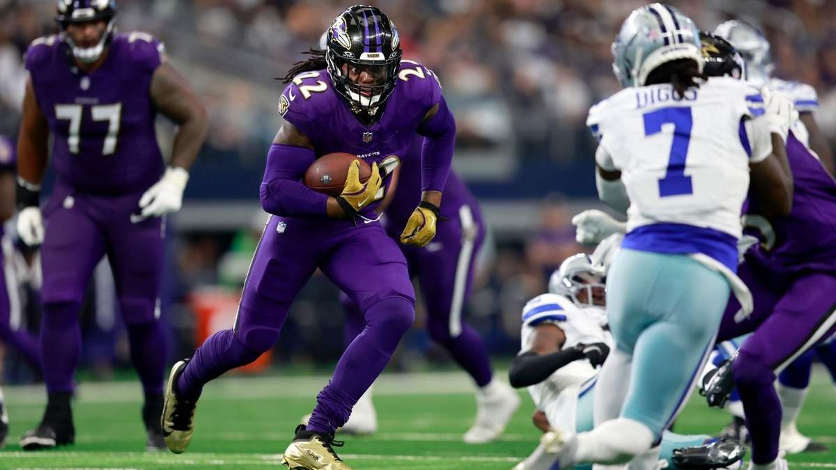 Derrick Henry, running back de los Ravens de Baltimore, corre con el balón para una anotación mientras Trevon Diggs (7), de los Cowboys de Dallas, intenta defender en la segunda mitad del juego de la NFL, en Arlington, Texas, el domingo 22 de septiembre de 2024