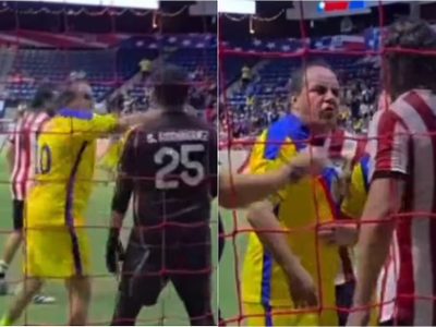 Cuauhtémoc Blanco golpea a portero de Chivas en Clásico de Leyendas (Video)