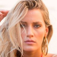 ¡Encantos afuera! Mica Viciconte alzó los brazos y el escotazo la traicionó... ¡Sin vergüenza!