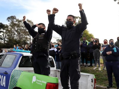 Policía desesperado al borde de cometer una locura en plena protesta de la Bonaerense