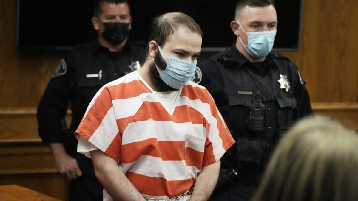 Ahmad Al Aliwi Alissa, acusado de asesinar a 10 personas en un supermercado de Colorado en marzo de 2021, es escoltado hacia la sala de un tribunal para una audiencia, en Boulder, Colorado