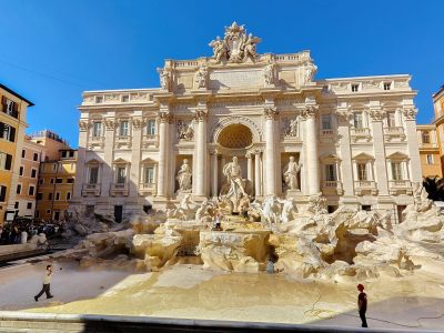 Vaciaron por completo la Fontana di Trevi para limpiarla con biocidas