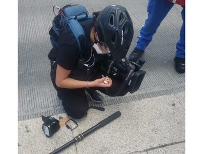 Encapuchadas golpean y rompen el equipo a una camarógrafa de Televisa