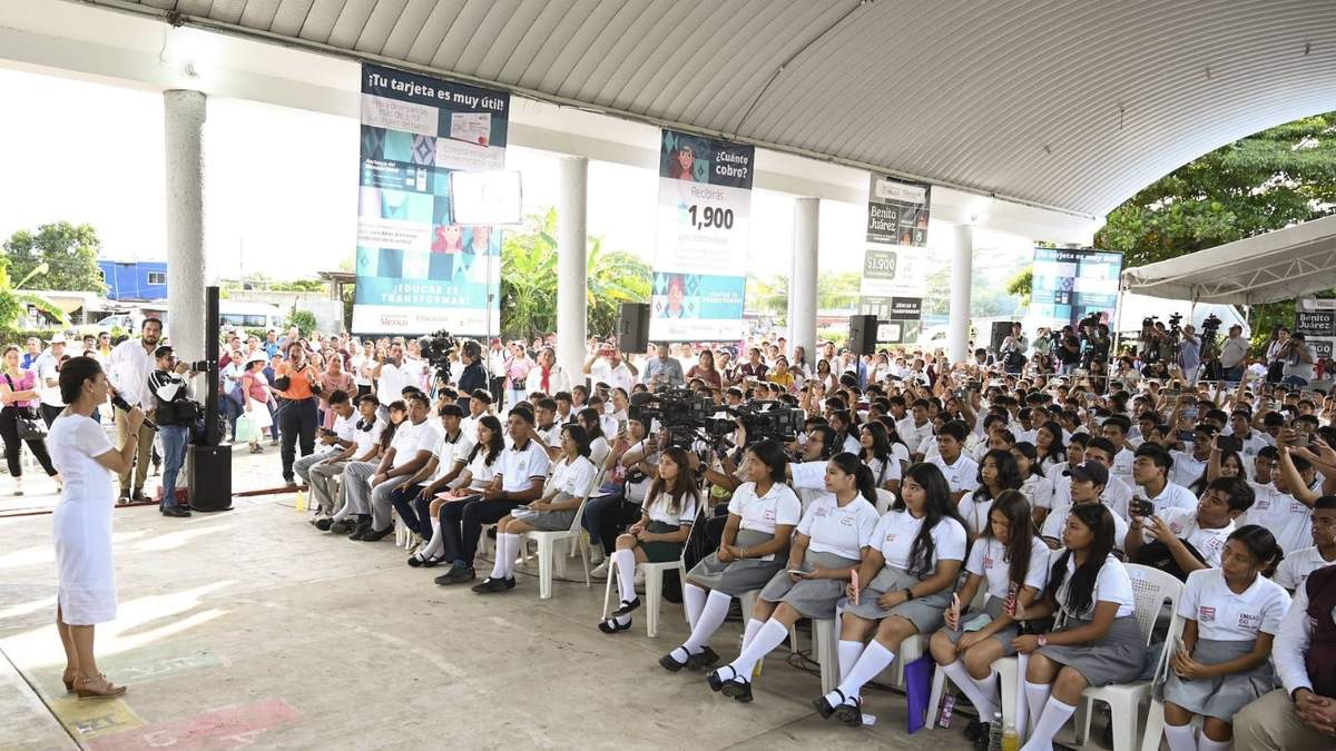 Entrega de tarjetas del Banco del Bienestar a beneficiarios de la Beca Benito Juárez en Jonuta, Tabasco