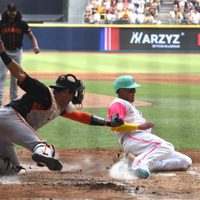 Padres y Gigantes conectaron 11 jonrones en el primer juego de Grandes Ligas en la CDMX (Video)