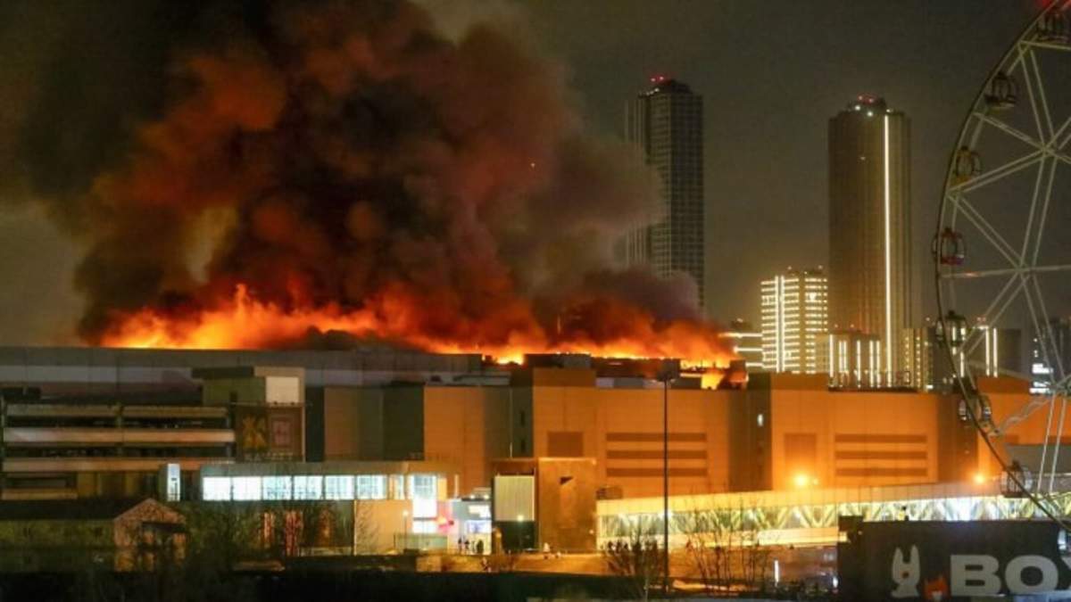 Explosión y tiroteo en sala de conciertos de Moscú