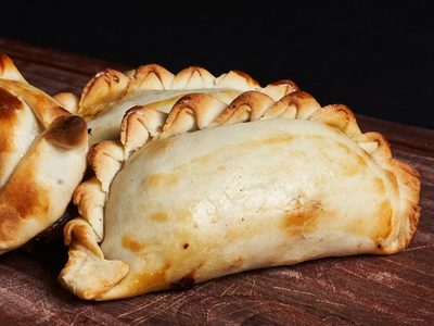 El secreto de las rotiserías para que el queso de las empanadas no se escurra y queden bien llenitas