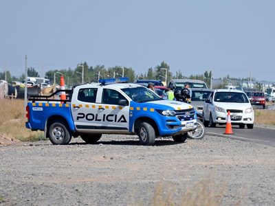 Accidente de tránsito en Roca: un conductor alcoholizado chocó y volcó con una ambulancia