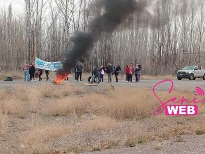 Vecinos del Barrio CH en Senillosa cortaron la Ruta 22 para reclamar la presencia de la intendenta