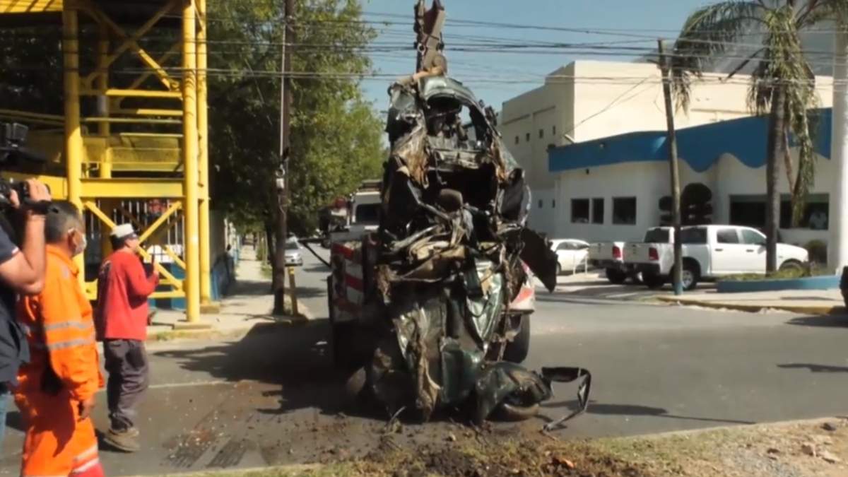 El vocho tuvo que ser sacado con grúa de la alcantarilla