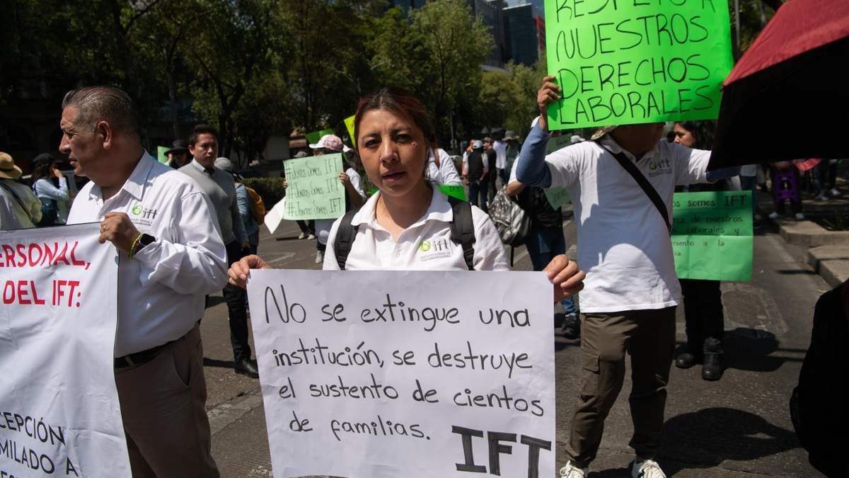 Protesta de trabajadores del IFT