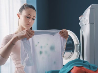 Sin lavandina ni bicarbonato: el truco para recuperar tu ropa desteñida sin fregar y en minutos