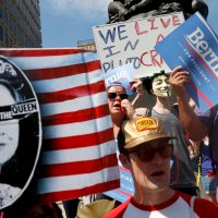 Alaban a Sanders y rechazan a Clinton