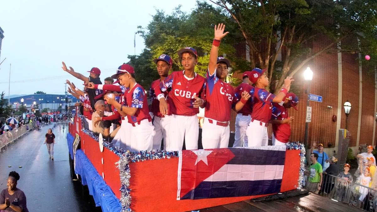 El equipo de Cuba en la Serie Mundial de Pequeñas Ligas durante el desfile de presentación en las calles de Williamsport, Pennsylvania