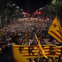 Miles en Cataluña protestan por encarcelamiento de dos líderes proindependentistas