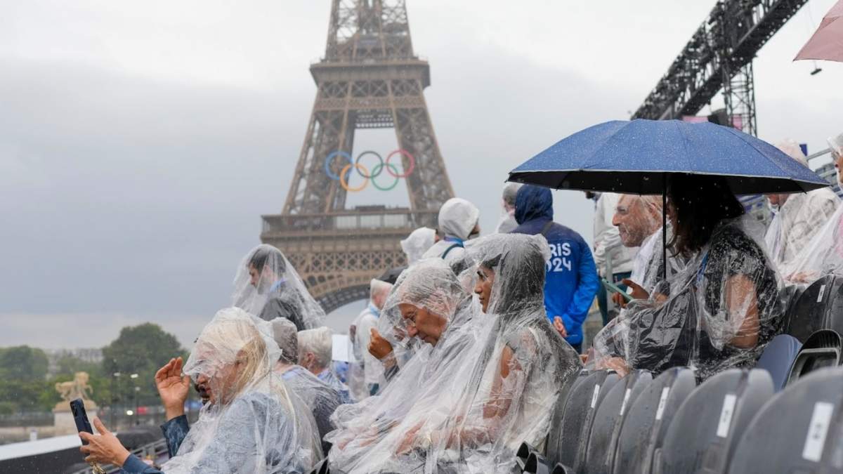 Espectadores aguardan el comienzo de la ceremonia de apertura de los Juegos Olímpicos de París