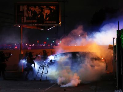 Mexicano se declara culpable de arrojar bomba incendiaria durante protesta migratoria en Los Ángeles