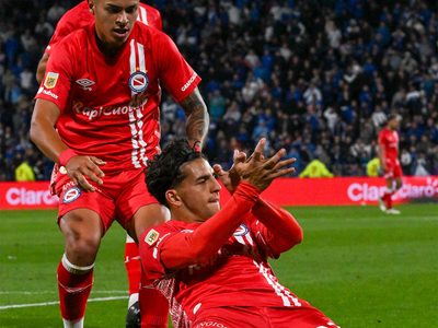 Hernán López Muñoz la rompió y Argentinos eliminó a Vélez en Liniers