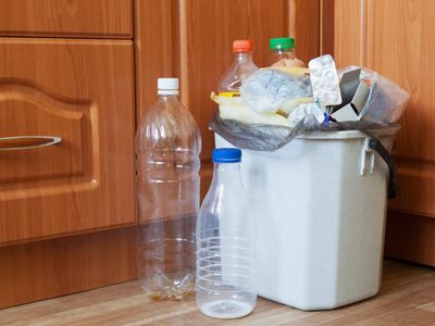 Sin usar químicos: el truco efectivo de las abuelas para que el tacho de basura nunca huela mal