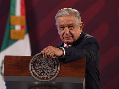 AMLO felicita a las mujeres y presume que son el "motor de la 4T"