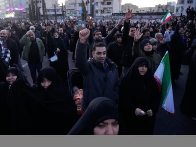 Irán jura venganza tras muerte de líder e intercambia ataques con Israel mientras guerra se amplía