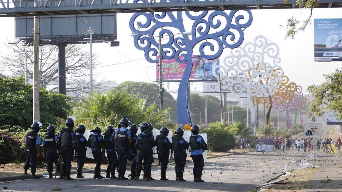 Policías y manifestantes se enfrentan en Managua, Nicaragua, 20 de abril de 2018