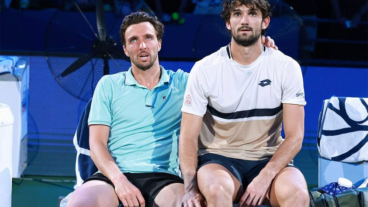 Valentin Vacherot venció a su primo francés Arthur Rinderknech y lo consuela tras el partido.