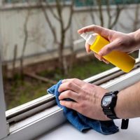 El truco de la abuela para limpiar los rieles de las ventanas y dejarlos tan relucientes como el primer día