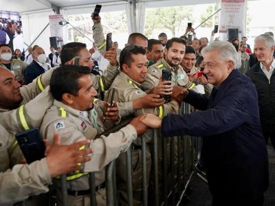 AMLO ofrece aumento salarial a trabajadores de CFE tras posibilitar Bancos de Bienestar e internet