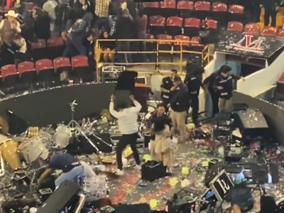 Disturbios en la Feria de Texcoco por negativa de Luis R. Conríquez a cantar narcocorridos (Video)