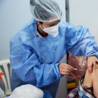 Bajaron los casos nuevos de coronavirus en relación al jueves