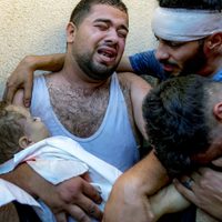 Un padre palestino llora la muerte de su bebé por un ataque de Israel contra Gaza