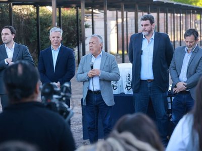 El motivo por el que Cornejo apuró la entrega de viviendas