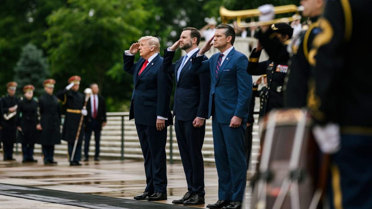 Donald Trump, el vicepresidente JD Vance y el secretario Pete Hegseth en el Memorial Day 2026 el 25 de mayo
