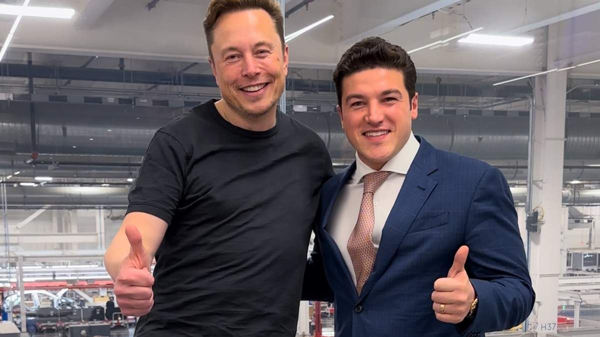 Elon Musk y el gobernador de Nuevo León, Samuel García, cuando se anunció la construcción de la fábrica
