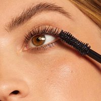 Las pestañas revolucionan el maquillaje en 2025: el nuevo statement de belleza que transforma tu mirada