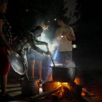 Los cubanos luchan porque la electricidad no se restablece por completo tras el apagón en la isla