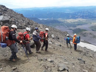 Rescataron a un hombre con ceguera temporal que descendía del volcán Lanín