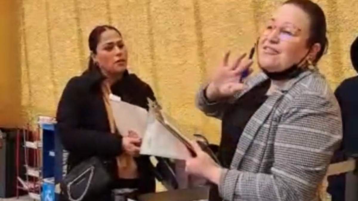 La trabajadora despedida (der.)