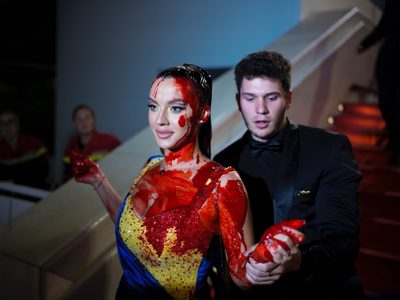 Ucraniana protesta con sangre falsa en el festival de Cannes