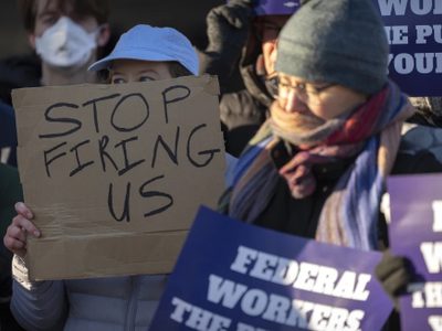Aumenta preocupación por espionaje mientras Trump y Musk despiden a miles de trabajadores federales