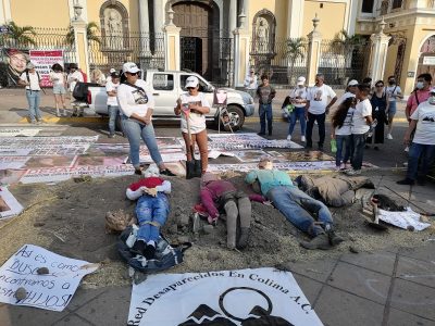 Madres de personas desaparecidas representan escena de búsqueda y excavación de fosas