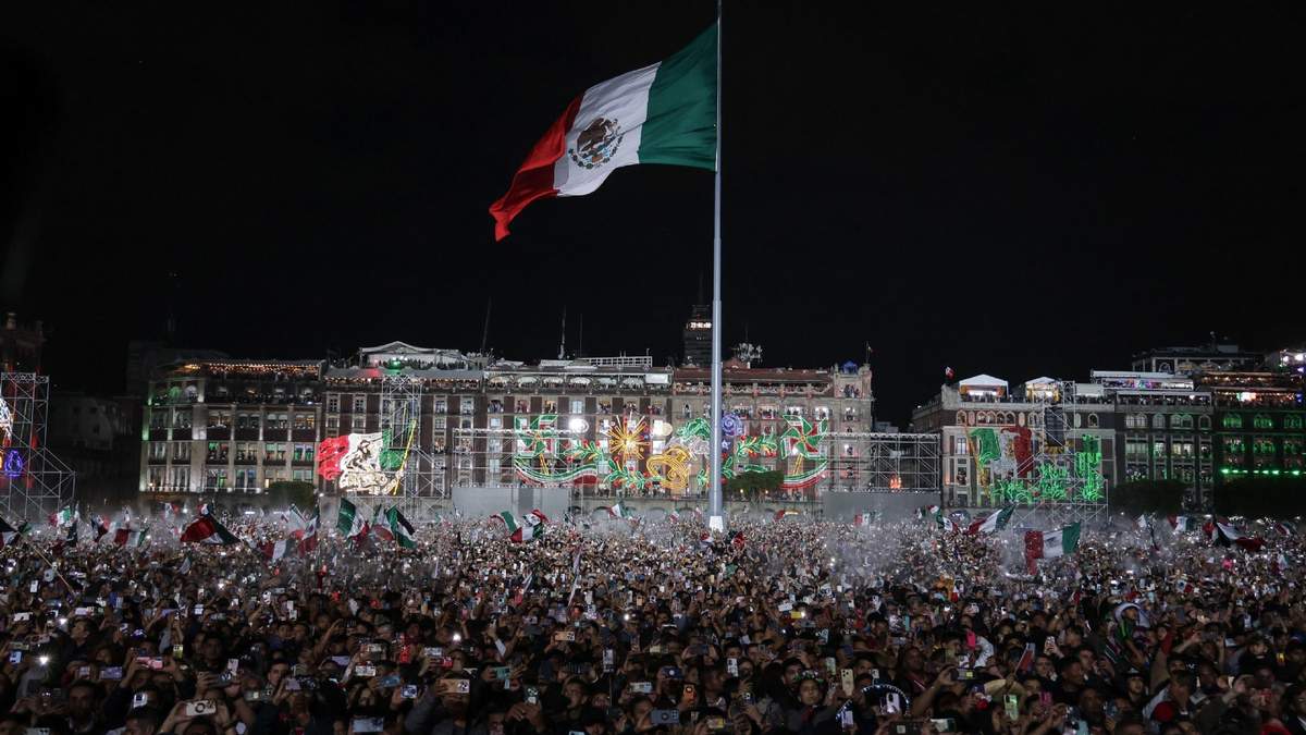 El Zócalo en la noche del Grito