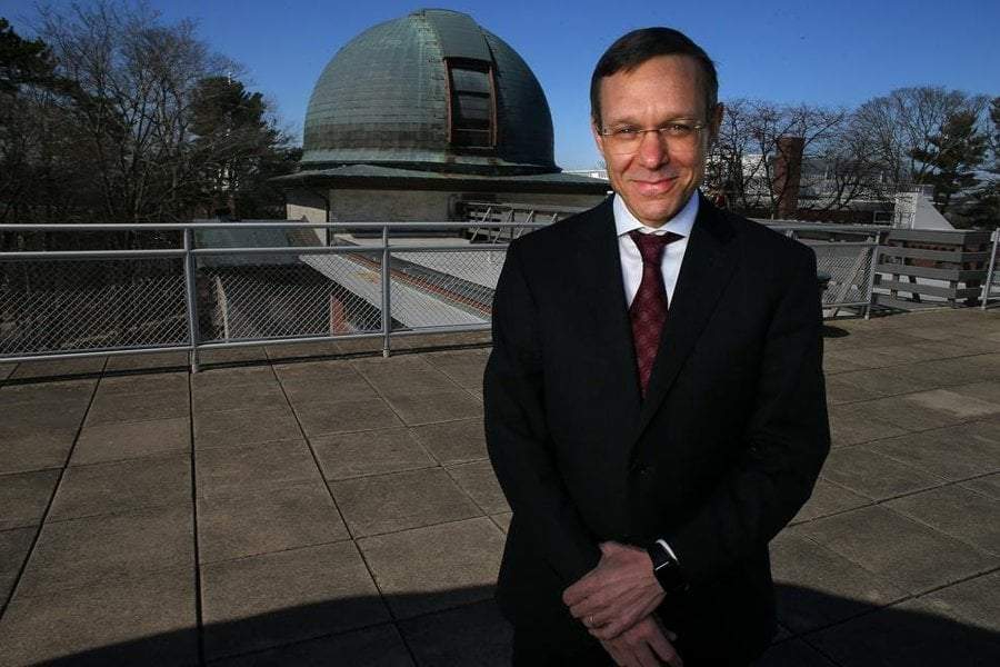 El astrofísico Abraham "Avi" Loeb, jefe del departamento de astronomía de Harvard
