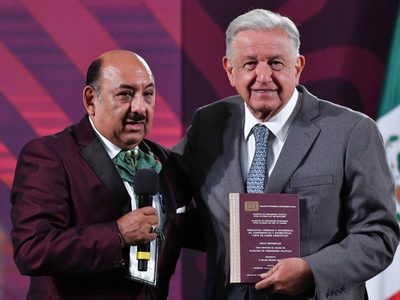 Escuela Carlos Septién desconoce la "tesis" de Lord Molécula firmada por AMLO
