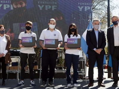 YPF entregó notebooks a escuelas de Mendoza