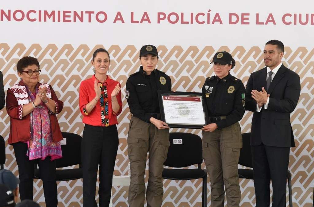 Claudia Sheinbaum, reconocimiento a policías