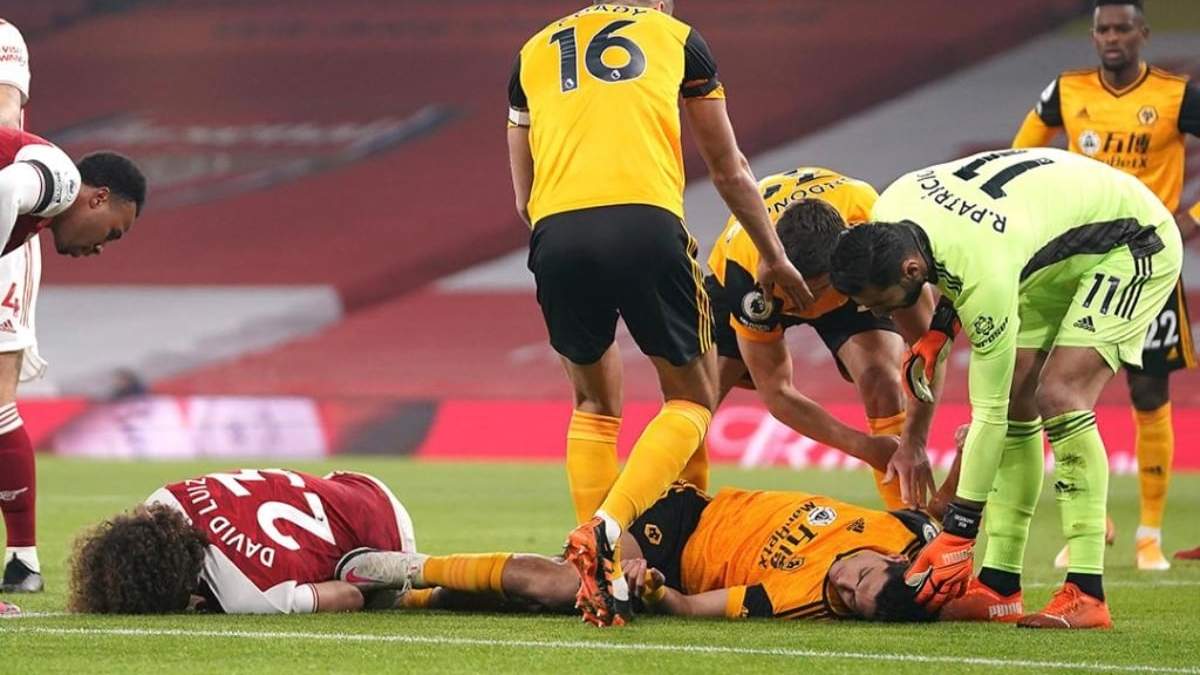 Raúl Jimémez y David Luiz chocaron fuertemente durante un tiro de esquina