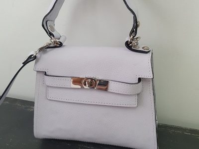 Con ingredientes que tenés en casa: así podés limpiar tus carteras blancas de cuero o semicuero y dejarlas impecables